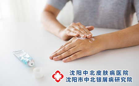 攝圖網(wǎng)_300119676_醫(yī)學(xué),醫(yī)療保健人的密切婦女的手應(yīng)用奶油治療藥膏用奶油治療藥膏雙手（企業(yè)商用）