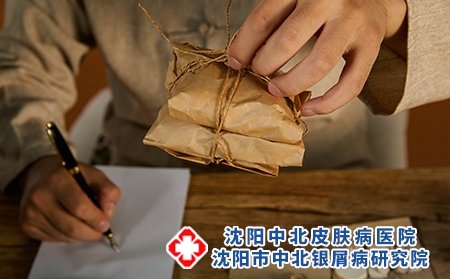 攝圖網_501674736_中醫(yī)醫(yī)師調配中藥（企業(yè)商用）